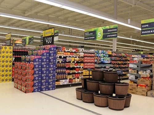 如何处理超市货架上的商品摆放和整理？